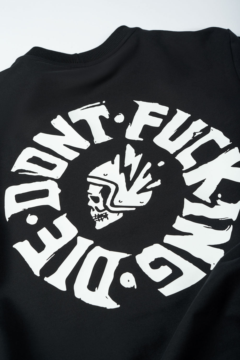 MARŠKINĖLIAI PANDO MOTO TOMMY DON’T DIE BLACK – OVERSIZE, ILGOMIS RANKOVĖMIS, UNISEX