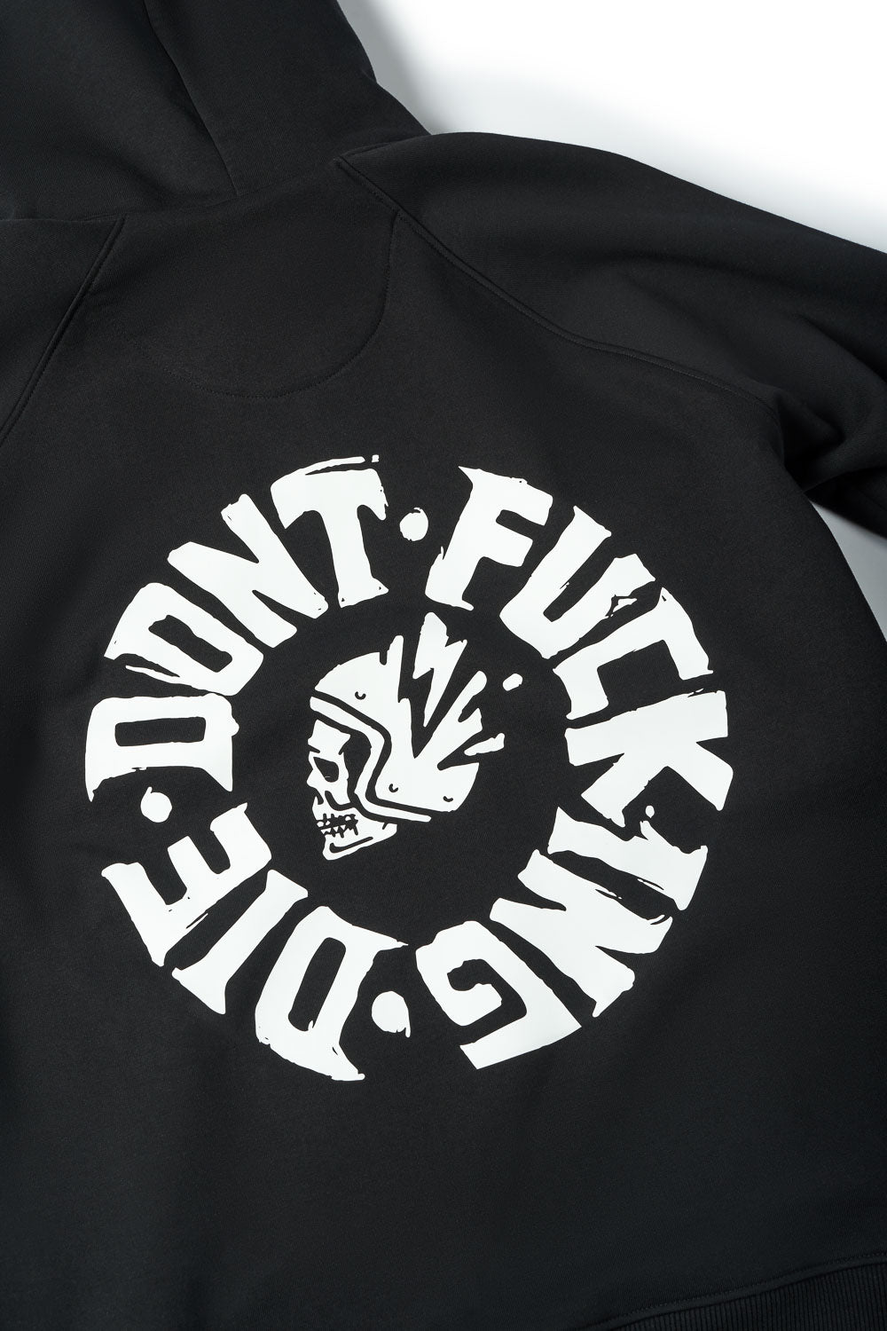 DŽEMPERIS SU GOBTUVU – PANDO MOTO MAX DON’T DIE, OVERSIZE, JUODAS, UNISEX