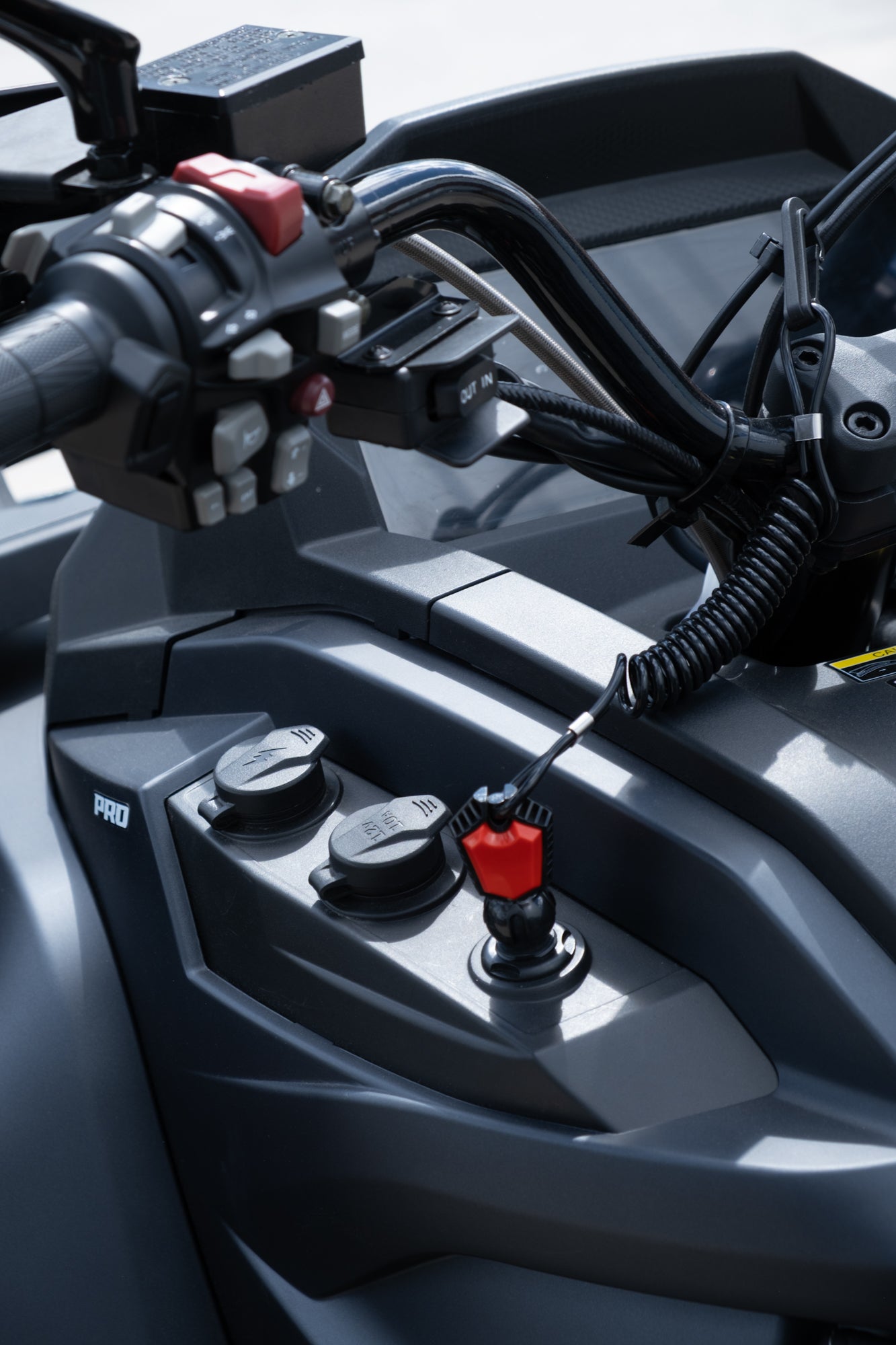 AODES TCROSSER 650L EPS V-Twin – Lava Juoda