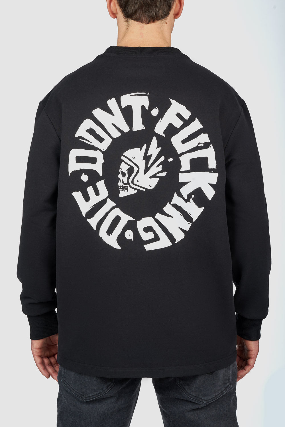 MARŠKINĖLIAI PANDO MOTO TOMMY DON’T DIE BLACK – OVERSIZE, ILGOMIS RANKOVĖMIS, UNISEX